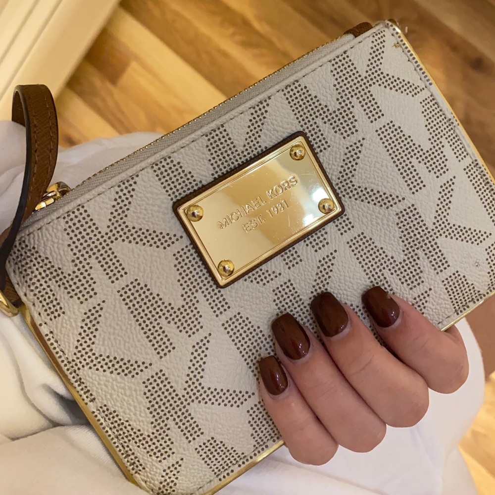 Micheal Kors White Wallet with Gold Plate. - Picture 2 of 4